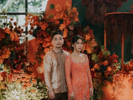 7 Potret Lamaran Adinda Thomas, Manis dengan Kebaya Oranye
