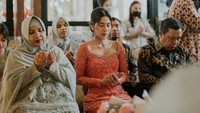 <p>Dari potret-potret yang dibagikan, terlihat bahwa acara ini didominasi nuansa koral dan oranye. Adinda sendiri terlihat manis dengan kebayanya ya, Bunda? (Foto: Instagram @adindathomas)<br /><br /><br /></p>