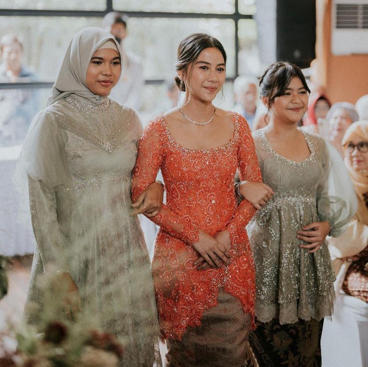 <p>Beberapa waktu yang lalu, aktris Adinda Thomas membagikan kabar bahagia, Bunda. Ia dan sang kekasih, Raka Akmal, sudah resmi bertunangan. (Foto: Instagram @adindathomas)<br /><br /><br /></p>