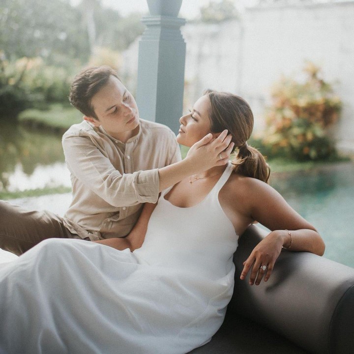 <p>Enggak satu atau dua, beberapa orang juga mengatakan hal serupa dalam postingan tersebut. Mereka tampaknya sudah berharap ada keponakan online dari pasangan ini. "sepertinya akan hadir ponakan online," tutur @putri****. (Foto: Instagram @akhairunnisa)<br /><br /><br /></p>