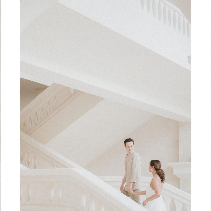 <p>Melalui media sosial Instagram, potret-potret romantis keduanya terlihat sangat manis dan mendapat banyak pujian dari publik nih, Bunda. (Foto: Instagram @akhairunnisa)<br /><br /><br /></p>