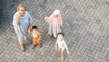 img-title Belum Sempat Ketemu Cucu, Ibunda Virgoun: Cuma Lewat Video Call Saja