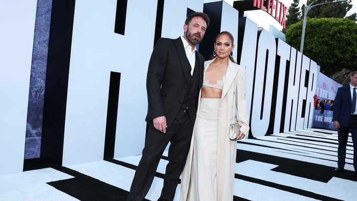 Ben Affleck and Jennifer Lopez at the premiere of 