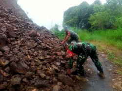 Jalan Antardesa di Bone Diterjang Longsor, Warga Butuh Alat Berat