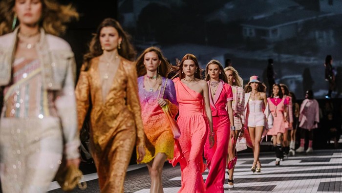 Barbiecore dan Hollywood Glamor Jadi Tema Koleksi Chanel Cruise 2024
