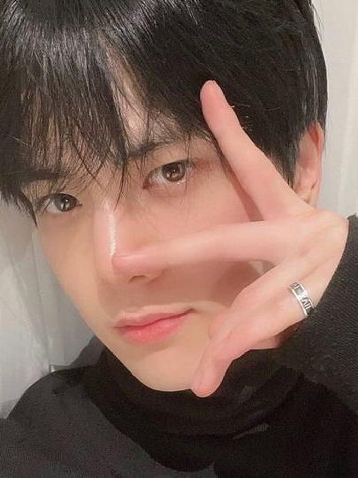 Dengan tinggi 182 cm, Younghoon juga menjajal dunia modeling. Di awal debutnya, Younghoon pernah menjadi model runway untuk Seoul Fashion Week 2017./ foto: instagram.com/younghoon.theboyz