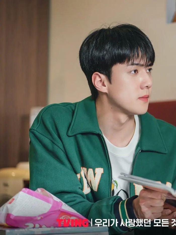 Di balik sifat cerianya di hadapan teman dan guru di SMA Hara, Go Yoo juga memiliki ketakutan tersendiri dalam memikirkan masa depannya karena tidak memiliki apapun di dunia yang ditinggali/ Foto: instagram.com/tving.official