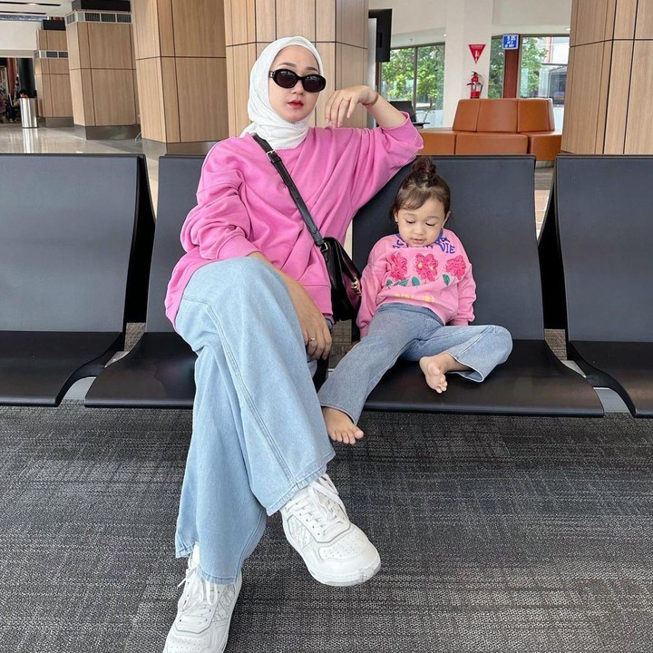 <p>Dian Pelangi tengah menikmati peran sebagai Bunda. Ia telah dikaruniai anak perempuan yang sudah berusia 2 tahun. Putrinya diberi nama Maika Rumaisha Al Aqsa Nasution. (Foto: Instagram @dianpelangi)</p>
