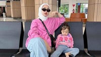 <p>Dian Pelangi tengah menikmati peran sebagai Bunda. Ia telah dikaruniai anak perempuan yang sudah berusia 2 tahun. Putrinya diberi nama Maika Rumaisha Al Aqsa Nasution. (Foto: Instagram @dianpelangi)</p>
