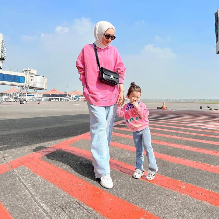 <p>Potret kekompakan Dian Pelangi dan putrinya sontak menuai atensi warganet. Banyak netizen dibuat gemas dengan gaya modis mereka. <em>"Seger bgt jadi pengen beli baju pink gini juga masyaaallah,"</em> komentar akun @fadhillahhnu***. "<em>Always fashionable bundi & rumi gemaasss,"</em> puji @naulymar***. <em>"Bestie ootd bundi,</em>" ucap @eliss_a***. (Foto: Instagram @dianpelangi)</p>