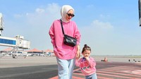 <p>Potret kekompakan Dian Pelangi dan putrinya sontak menuai atensi warganet. Banyak netizen dibuat gemas dengan gaya modis mereka. <em>"Seger bgt jadi pengen beli baju pink gini juga masyaaallah,"</em> komentar akun @fadhillahhnu***. "<em>Always fashionable bundi & rumi gemaasss,"</em> puji @naulymar***. <em>"Bestie ootd bundi,</em>" ucap @eliss_a***. (Foto: Instagram @dianpelangi)</p>