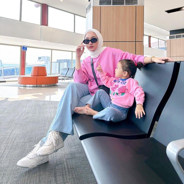 <p>Putri dari pernikahannya dengan Sandy Nasution itu lahir pada 16 Agustus 2020. Sang putri yang akrab disapa baby Rumi kini tumbuh cantik seperti sang Bunda. (Foto: Instagram @dianpelangi)</p>