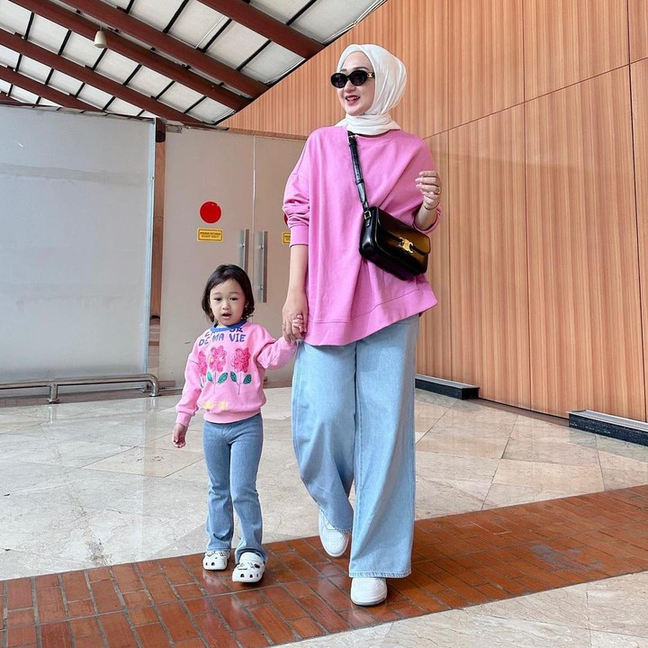 <p>Dalam potret yang baru saja diunggah, Dian Pelangi dan Rumi tampil kompak mengenakan busana kasual. Mereka memadukan <em>sweatshirt</em> warna pink dengan celana jins dan sepatu <em>sneakers.</em> Gemas ya? (Foto: Instagram @dianpelangi)</p>