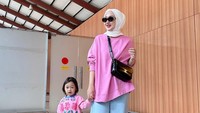 <p>Dalam potret yang baru saja diunggah, Dian Pelangi dan Rumi tampil kompak mengenakan busana kasual. Mereka memadukan <em>sweatshirt</em> warna pink dengan celana jins dan sepatu <em>sneakers.</em> Gemas ya? (Foto: Instagram @dianpelangi)</p>