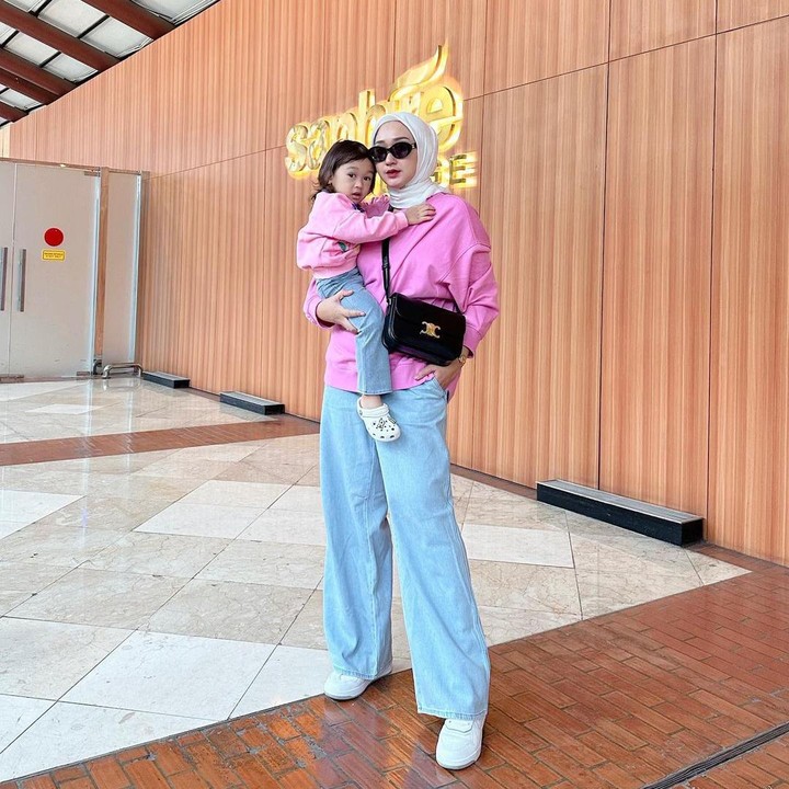 <p>Sebagai desainer fashion yang kerap tampil modis, Dian Pelangi juga menurunkan hal tersebut kepada sang putri. Ia kerap mendandani baby Rumi dengan <em>outfit stylish.</em> (Foto: Instagram @dianpelangi)</p>
