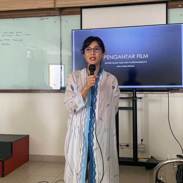 <p>Dian Sastrowardoyo merupakan salah satu artis Tanah Air yang menjalani peran sebagai ibu pekerja. Selain menjadi aktris, ia juga menjalani profesi di bidang akademik. Baru-baru ini, ia kembali membagikan kesibukannya sebagai dosen. Dian diketahui membawakan materi kuliah Pengantar Film. Dalam potret terbaru yang dibagikan, Dian terlihat mengenakan outer panjang berwarna putih-biru. (Foto: Instagram @therealdisastr)</p>