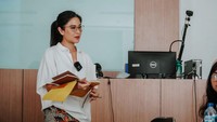 5 Potret Outfit Dian Sastrowardoyo Saat Mengajar, Bisa Jadi Inspirasi ke Kantor Bun