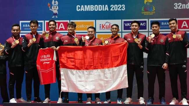 Jersey mendiang Syabda Perkasa Belawa naik podium juara usai tim beregu Indonesia meraih medali emas SEA Games 2023, Kamis (11/5).