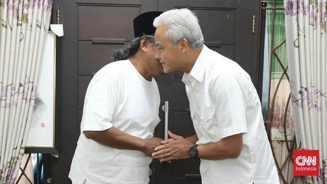 Ganjar disuguhi bebek klethek saat sowan ke kediaman Gus Muwafiq di Sleman, Yogya. Dia juga dapat pesan khusus jika berhasil menjadi presiden.