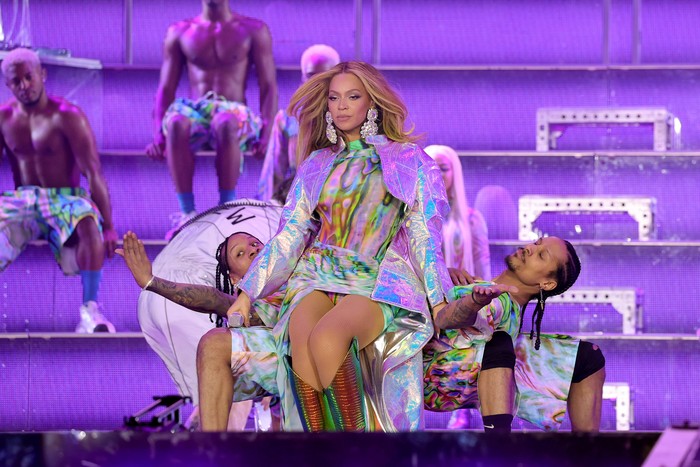 Nuansa futuristik juga diterjemahkan dalam gaun yang feminin. Beyonce tampil stylish mengenakan rancangan David Koma. Foto: Kevin Mazur/Getty Images for Parkwood