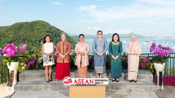 Gaya Para Ibu Negara di KTT ASEAN 2023, Iriana Jokowi Pakai Kebaya Tenun NTT!