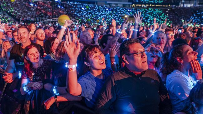 Penyedia jasa titip berlomba-lomba menarik perhatian para penggemar agar memakai jasa mereka saat tiket konser Coldplay dijual.