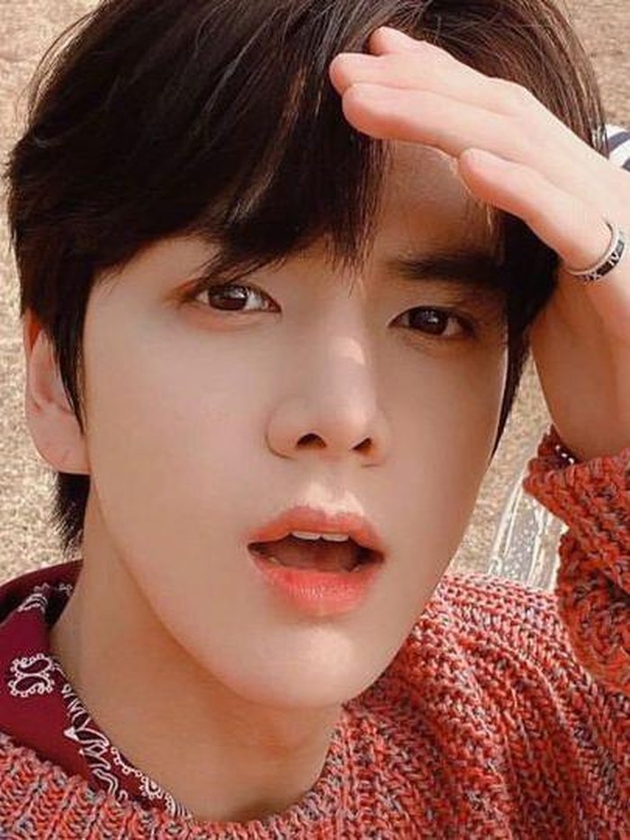 Ia mulai menjadi trainee setelah di-casting oleh IST Entertainment ketika sedang makan roti di minimarket./ foto: instagram.com/younghoon.theboyz