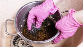 6 Cara Membersihkan Panci Gosong dengan Bahan Alami