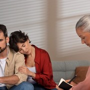 5 Tanda Pacar Kamu Anak Mama dan Super Manja, Bisa Mengancam Hubungan!