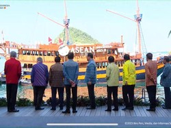 Jokowi-Pemimpin ASEAN Kompak Pakai Tenun Songke Manggarai di Hari Kedua KTT