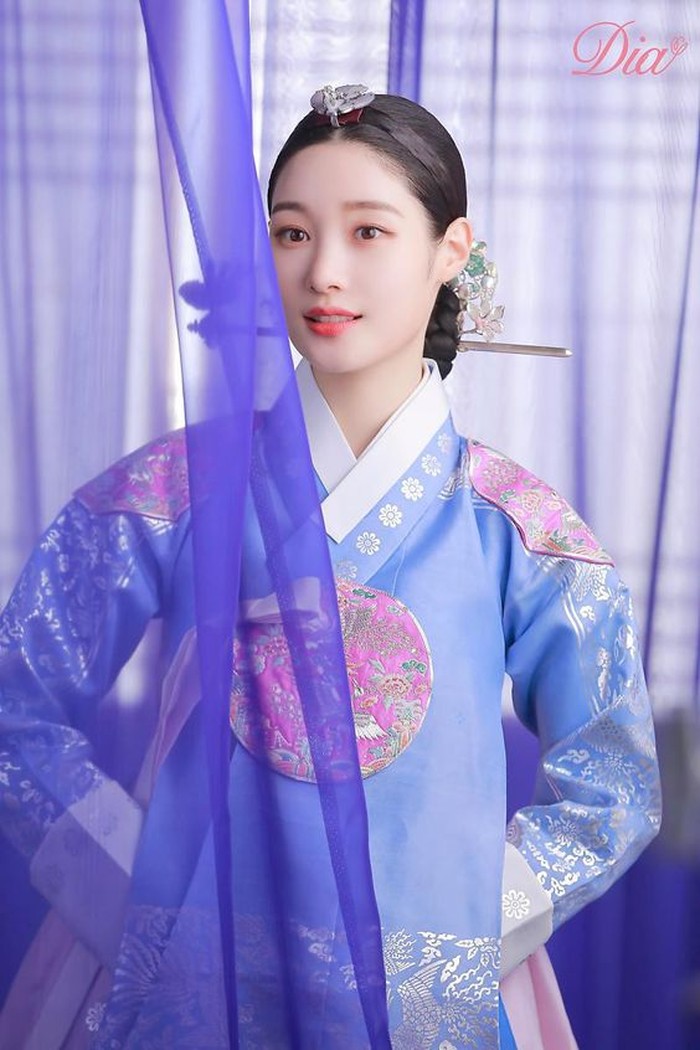 Jung Chae Yeon berperan sebagai sosok Ratu bernama No Ha Kyung dalam The King's Affection, yang tidak mengetahui bahwa identitas suami yang dicintainya Raja Lee Hwi ternyata seorang perempuan./ Foto: KBS2 