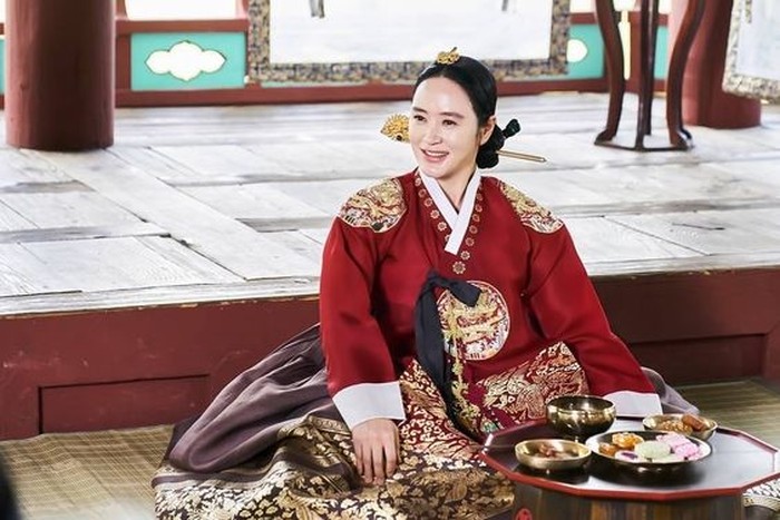 Kali ini Ratu Im Hwa Ryeong yang menyapa pemirsa sebagai sosok Ratu yang gigih dan bersemangat. Diperankan oleh Kim Hye Soo, sosok Ratu dengan cinta kasih Ibu yang luar biasa yang menggemparkan kerajaan dalam Under The Queen's Umbrella./ Foto: tvN