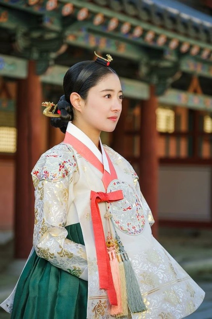 Kecantikan Lee Se Young akan membuatmu terpesona sepanjang episode, terlebih bagaimana Lee Se Young sangat pandai dalam menyampaikan dialog ala sageuk!/ Foto: 