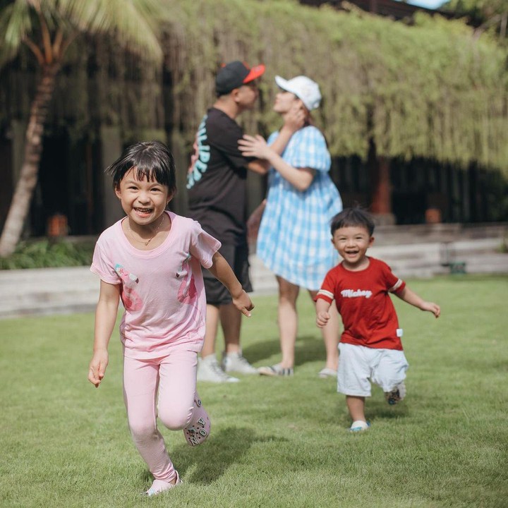 <p>Menikah sejak 3 Oktober 2015, Chelsea Olivia dan Glenn Alinskie sudah dikarunia 2 orang anak menggemaskan. Mereka adalah Nastusha Olivia Alinskie dan Dante Oliver Alinskie. (Foto: @chelseaoliviaa dan @glennalinskie)<br /><br /><br /></p>