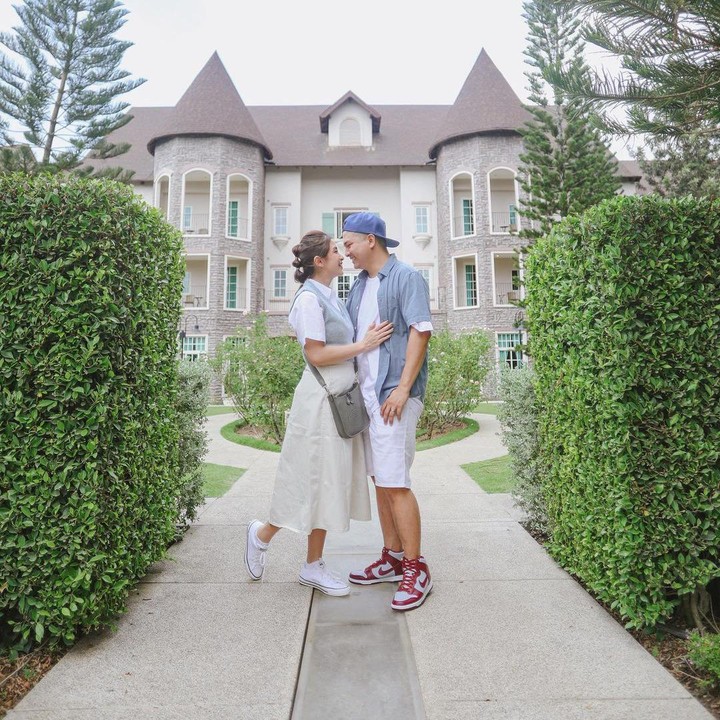 <p>Chelsea Olivia dan Glenn Alinskie menjadi pasangan selebriti yang punya tempat khusus di hati netizen, Bunda. Meski lama tak muncul di layar kaca, kehidupan keduanya tetap diikuti oleh publik, nih. (Foto: @chelseaoliviaa dan @glennalinskie)<br /><br /><br /></p>