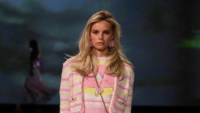 A model on the runway at Chanel Cruise 2024 Ready To Wear Fashion Show at Paramount Studios on May 9, 2023 in Los Angeles, California. (Photo by Giovanni Giannoni/WWD via Getty Images)