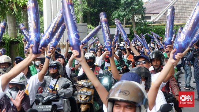 Ribuan massa pendukung Partai NasDem mulai memadati Stadion GBK Senayan menjelang acara Apel Siaga Perubahan NasDem, Minggu (16/7).