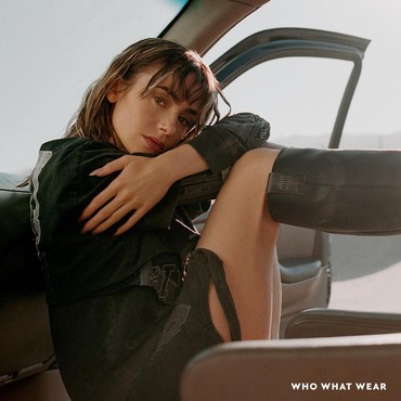 Lily Collins Kemalingan Cincin Kawin saat Asyik 'Me Time' di Spa