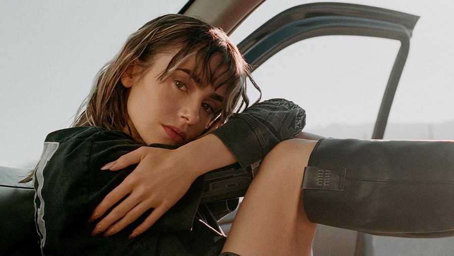 Lagi Asyik Spa, Cincin Tunangan dan Kawin Lily Collins Dicuri