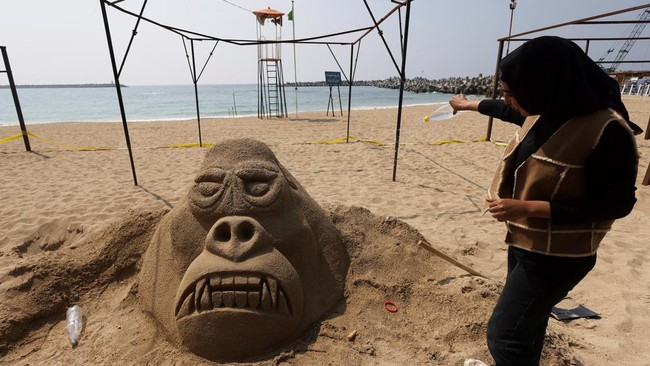 FOTO: Hamparan Pasir Menjelma Patung di Alexandria