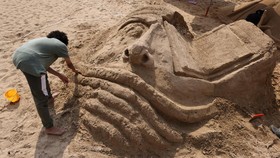 FOTO: Hamparan Pasir Menjelma Patung di Alexandria