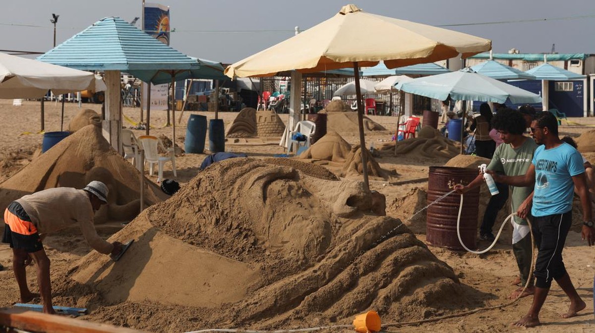 FOTO: Hamparan Pasir Menjelma Patung di Alexandria
