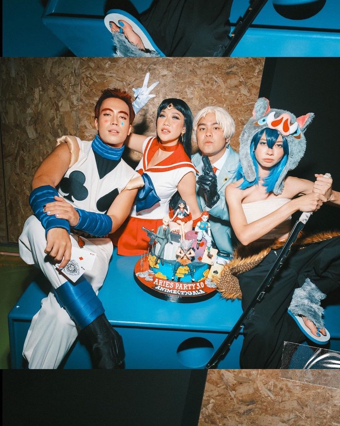 Merayakan ulang tahun bersama geng Aries, Ranggaz Laksmana dress up pakai kostum Twilight dari serial Spy x Family. Dalam kostum masing-masing, mereka foto bersama kue yang mewakili tiap karakter. Foto: instagram.com/vidialdiano
