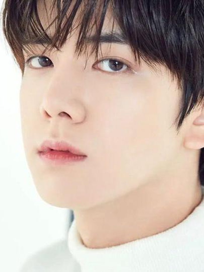 Meskipun muncul sebagai cameo, penampilan Younghoon sebagai pria berusia 3.000 tahun dalam drama tersebut berhasil mencuri perhatian para netizen./ foto: instagram.com/younghoon.theboyz