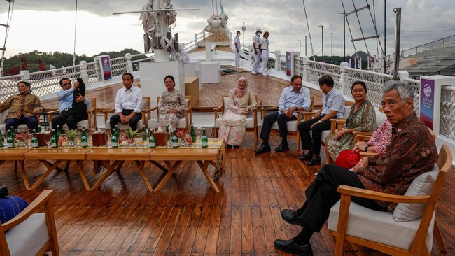 Presiden Joko Widodo mengajak kepala negara anggota ASEAN kapal menaiki kapal pinisi untuk bersantai menyaksikan sunset di Labuan Bajo.