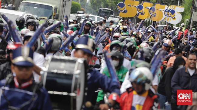 Parade elite dan pendukung PDIP dan NasDem saling berpapasan saat mendaftarkan bakal caleg mereka ke kantor KPU, Jakarta, Kamis (11/5) siang ini.