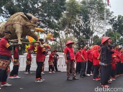 Ogoh-ogoh Banteng Temani Bacaleg PDIP Majalengka Daftar ke KPU