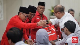 FOTO: Parade Merah Kala PDIP Daftarkan Bacaleg ke KPU