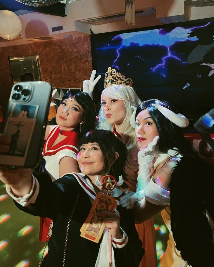 Pesta dengan tema unik itu juga jadi kesempatan para undangan untuk koleksi memori. Misalnya Prilly Latuconsina, Yura Yunita, BCL, dan Chelsea Islan yang menyempatkan ambil selfie dalam kostum. Foto: instagram.com/yurayunita
