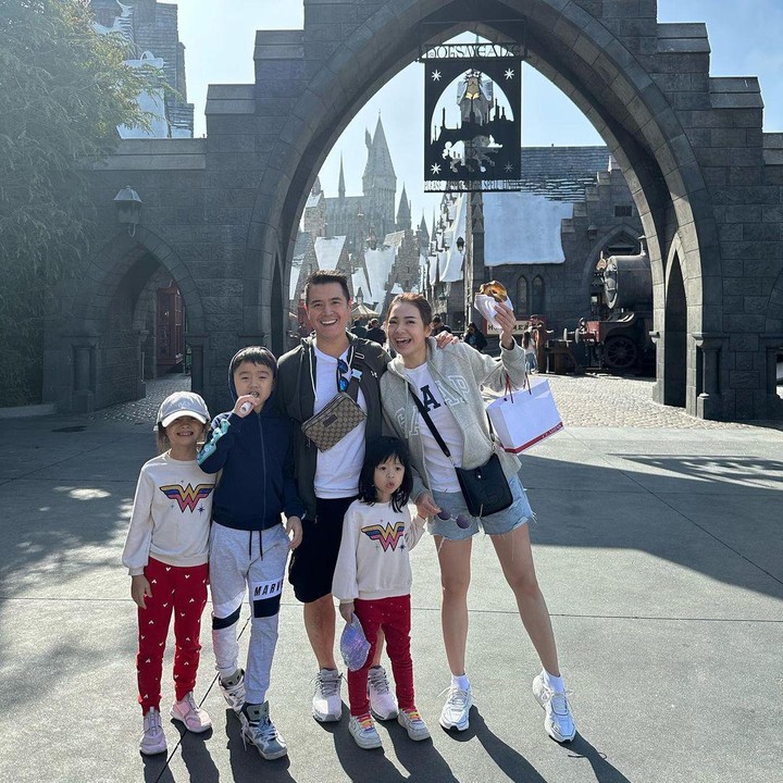 <p>Salah satu tempat wisata yang Maya kunjungi adalah Universal Studio Hollywood. Kelimanya kompak mengenakan baju santai dan sepatu kasual. (Foto: Instagram: @mayaseptha7)</p>